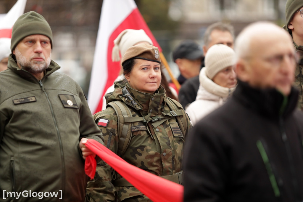Cześć i chwała bohaterom! Tłum poszedł z flagami