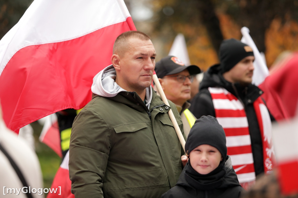 Cześć i chwała bohaterom! Tłum poszedł z flagami