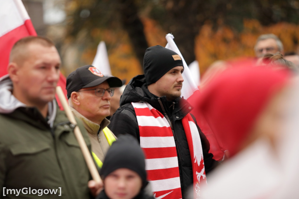 Cześć i chwała bohaterom! Tłum poszedł z flagami