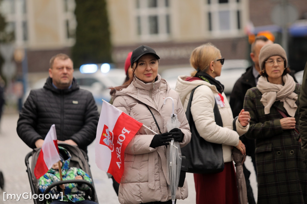 Cześć i chwała bohaterom! Tłum poszedł z flagami