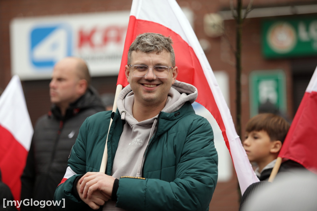 Cześć i chwała bohaterom! Tłum poszedł z flagami