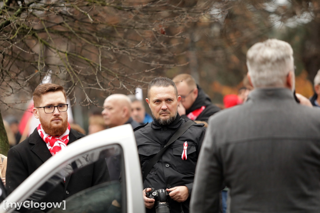 Cześć i chwała bohaterom! Tłum poszedł z flagami
