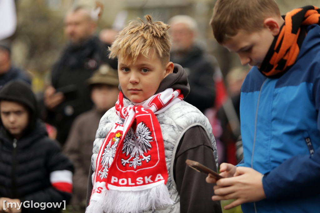 Cześć i chwała bohaterom! Tłum poszedł z flagami
