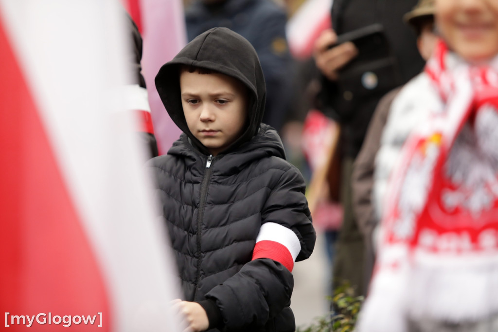 Cześć i chwała bohaterom! Tłum poszedł z flagami