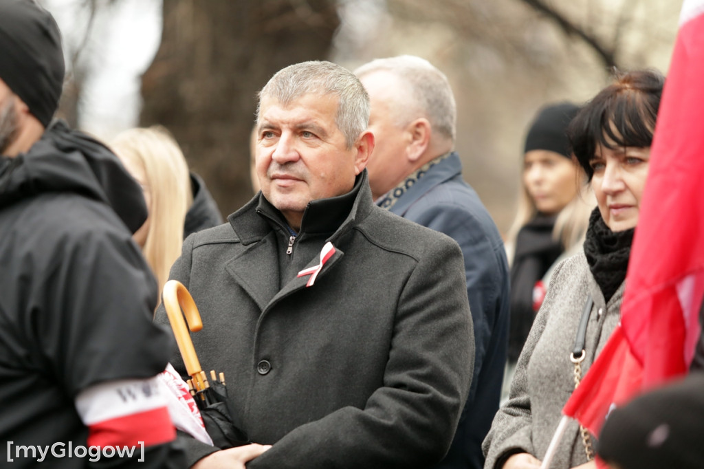 Cześć i chwała bohaterom! Tłum poszedł z flagami