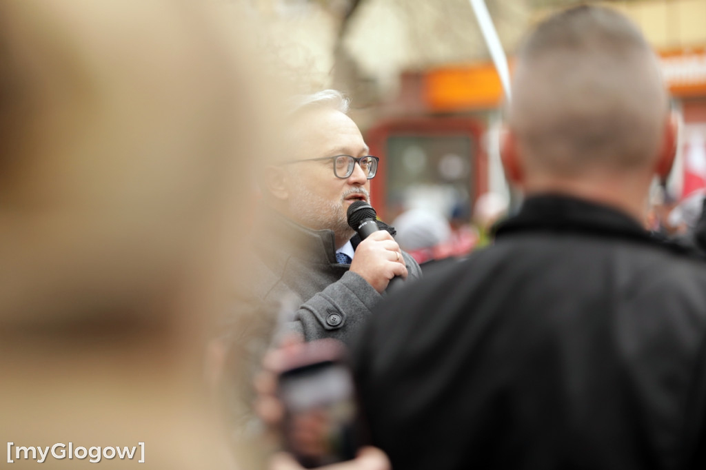 Cześć i chwała bohaterom! Tłum poszedł z flagami