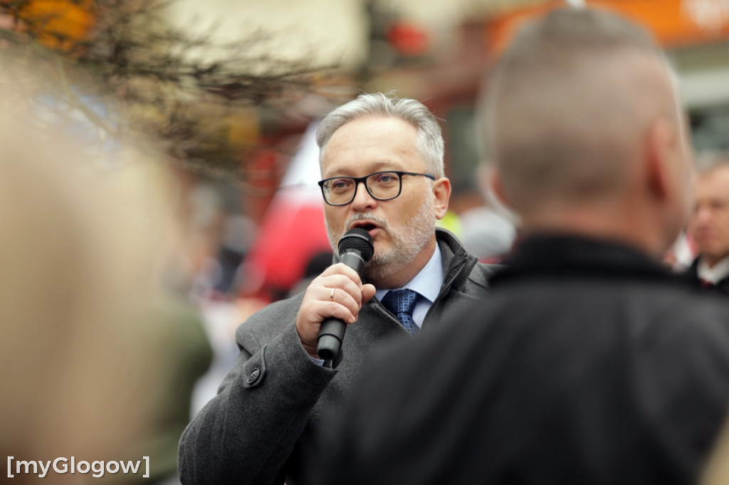 Cześć i chwała bohaterom! Tłum poszedł z flagami