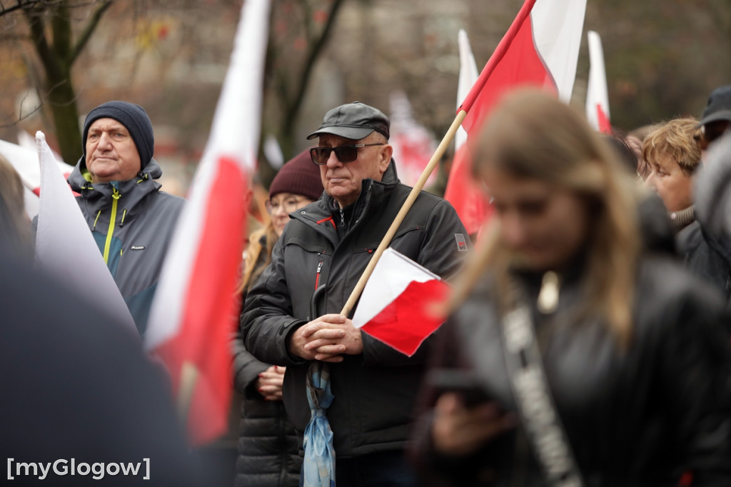 Cześć i chwała bohaterom! Tłum poszedł z flagami