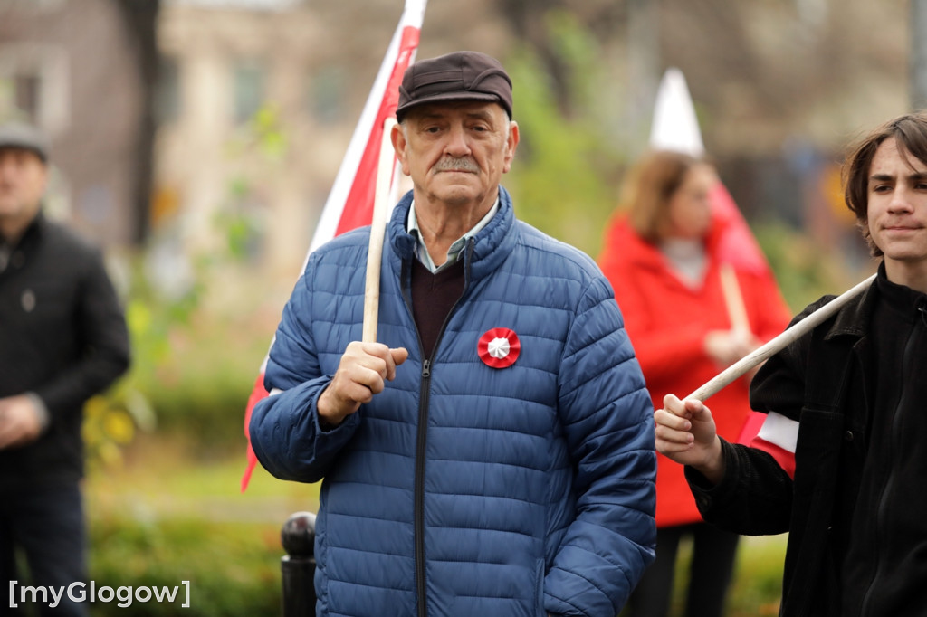 Cześć i chwała bohaterom! Tłum poszedł z flagami