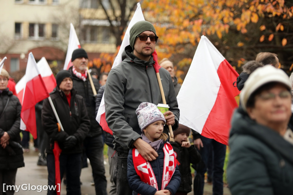 Cześć i chwała bohaterom! Tłum poszedł z flagami