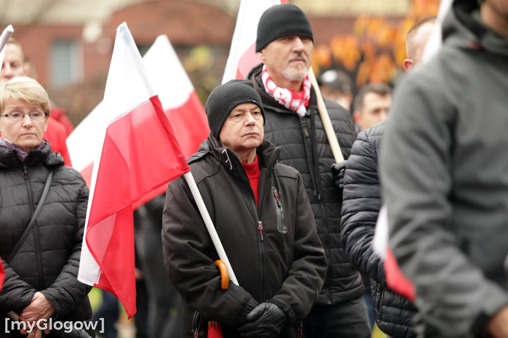 Cześć i chwała bohaterom! Tłum poszedł z flagami