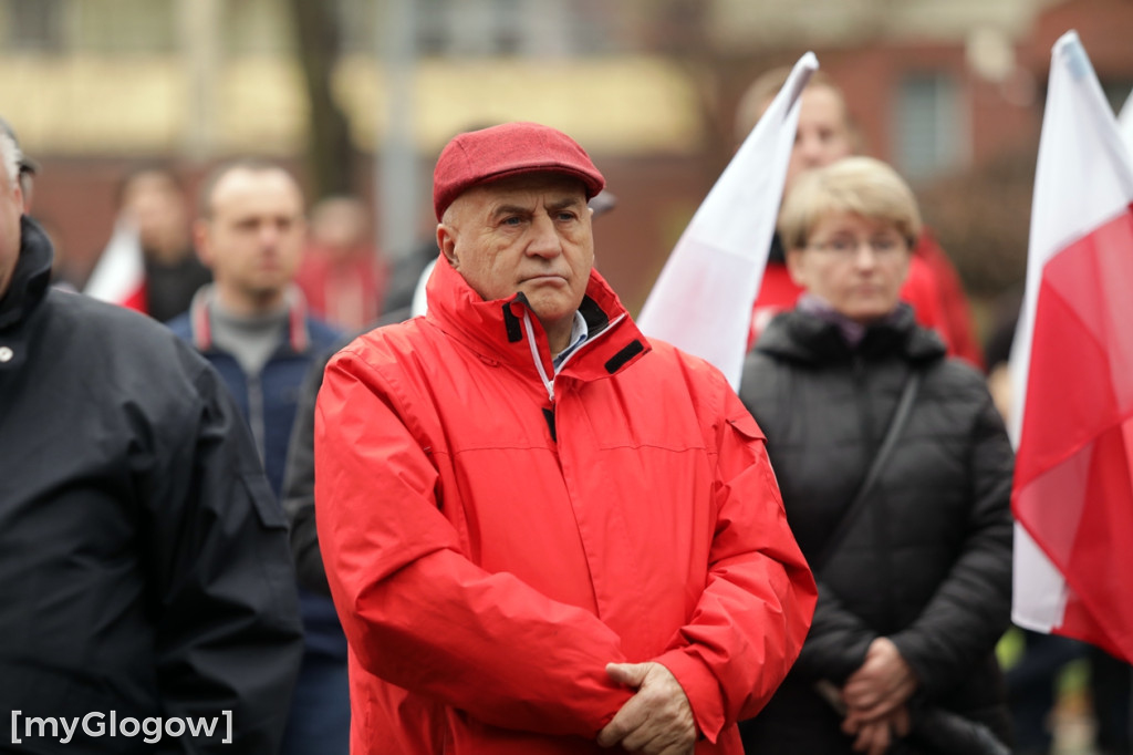 Cześć i chwała bohaterom! Tłum poszedł z flagami