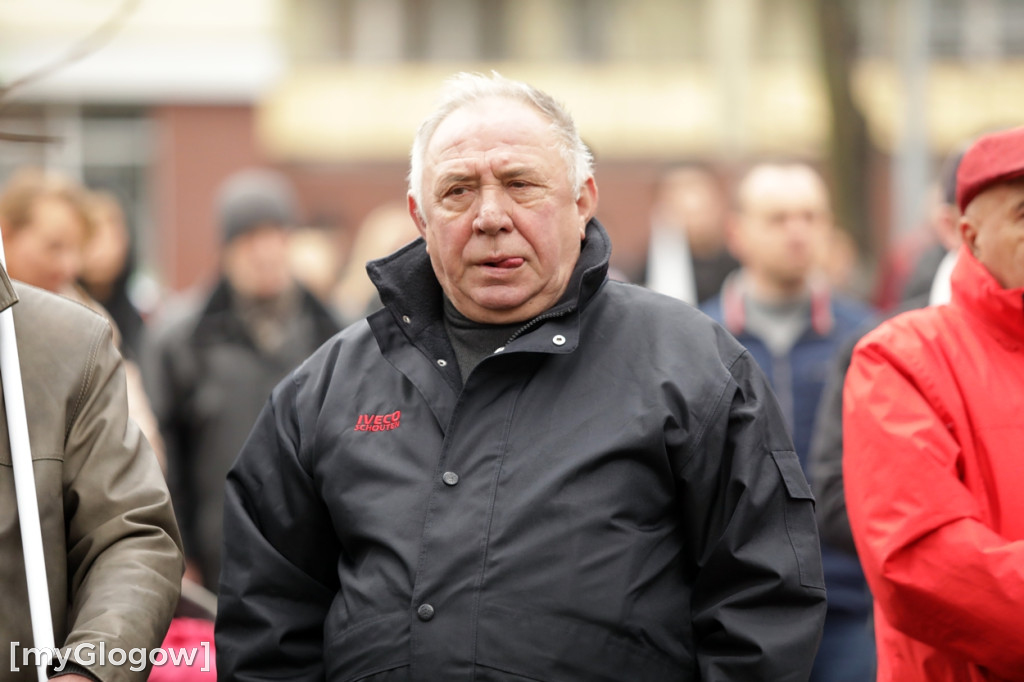 Cześć i chwała bohaterom! Tłum poszedł z flagami