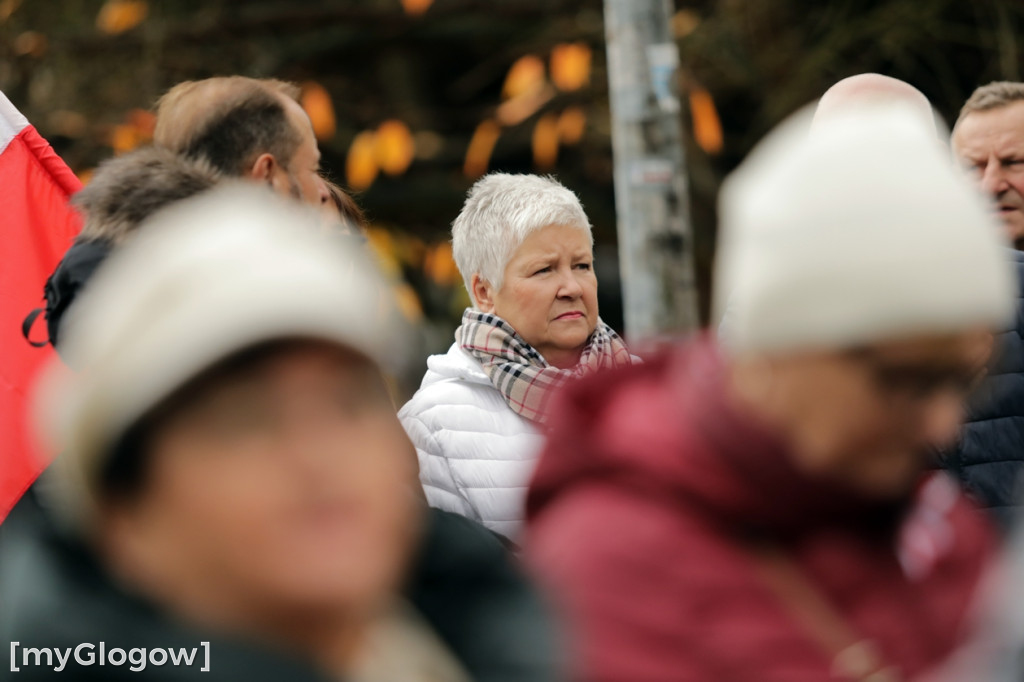 Cześć i chwała bohaterom! Tłum poszedł z flagami