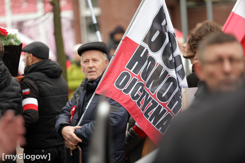 Cześć i chwała bohaterom! Tłum poszedł z flagami