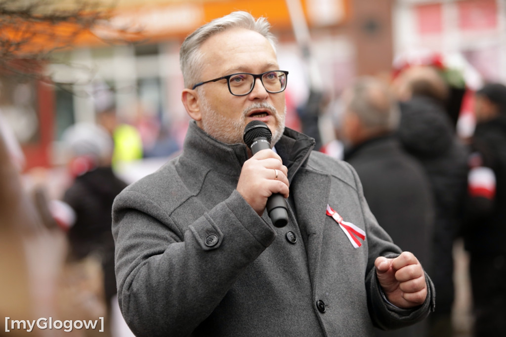 Cześć i chwała bohaterom! Tłum poszedł z flagami