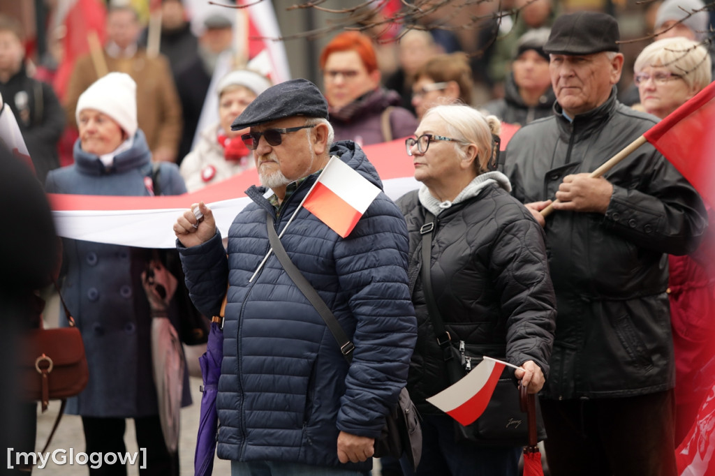 Cześć i chwała bohaterom! Tłum poszedł z flagami