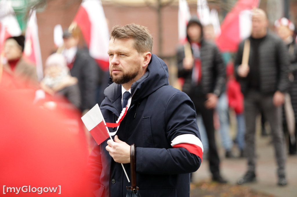 Cześć i chwała bohaterom! Tłum poszedł z flagami