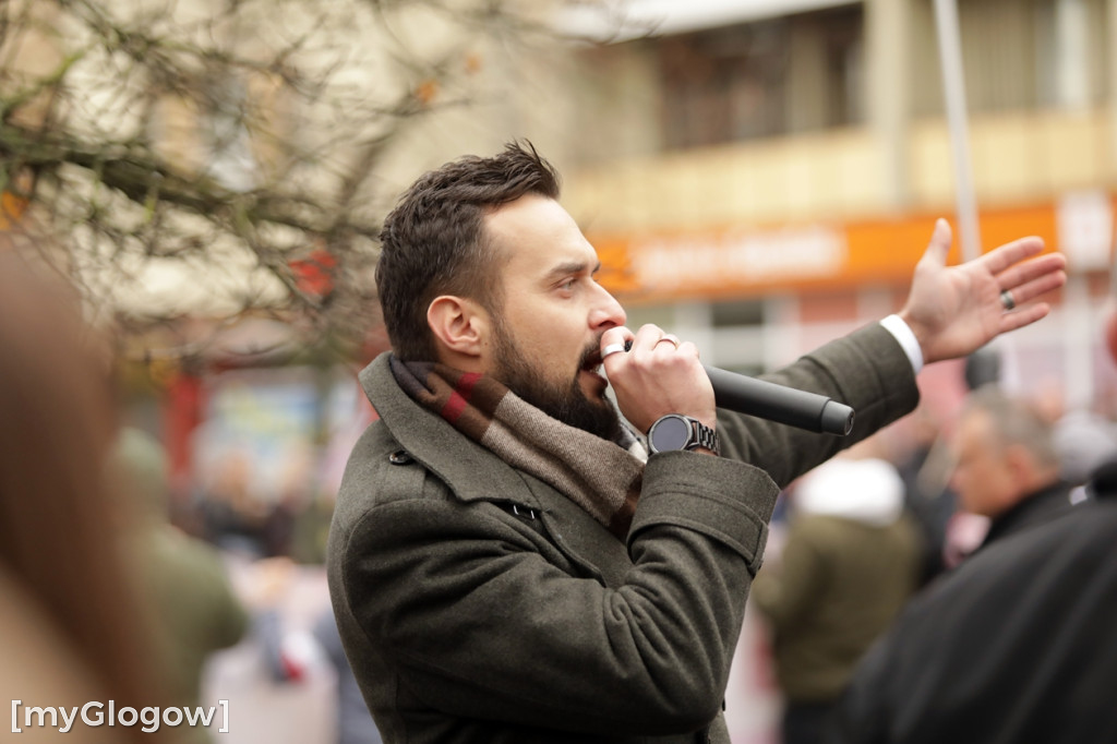 Cześć i chwała bohaterom! Tłum poszedł z flagami