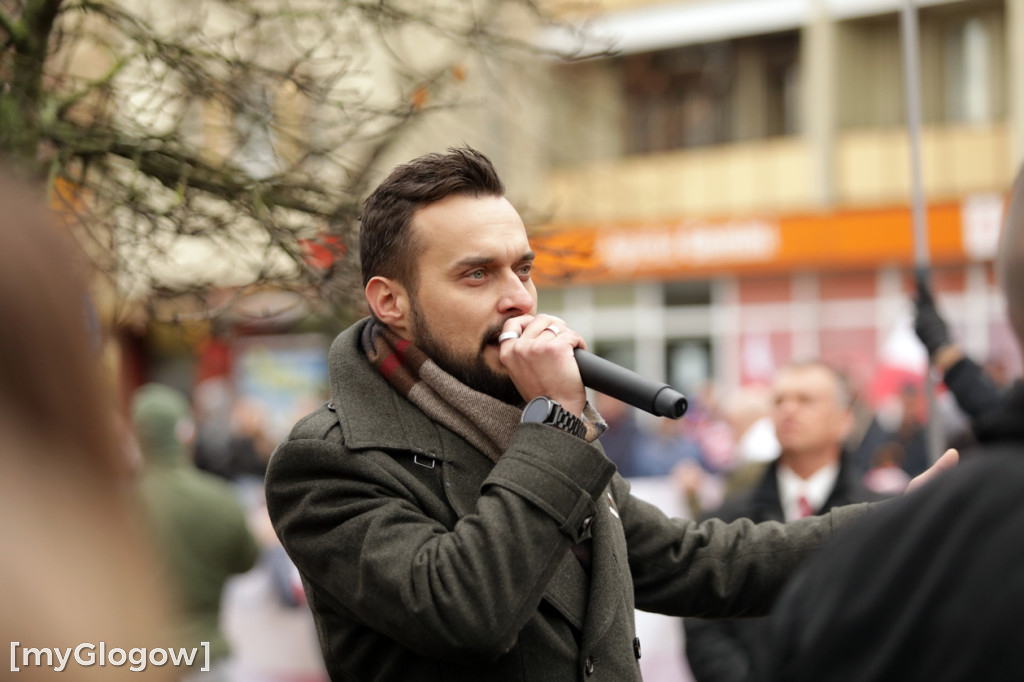Cześć i chwała bohaterom! Tłum poszedł z flagami