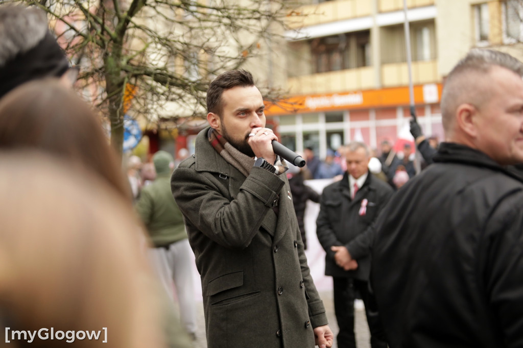Cześć i chwała bohaterom! Tłum poszedł z flagami