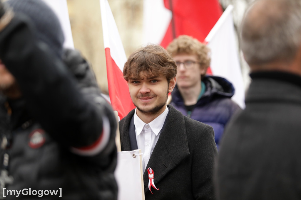 Cześć i chwała bohaterom! Tłum poszedł z flagami