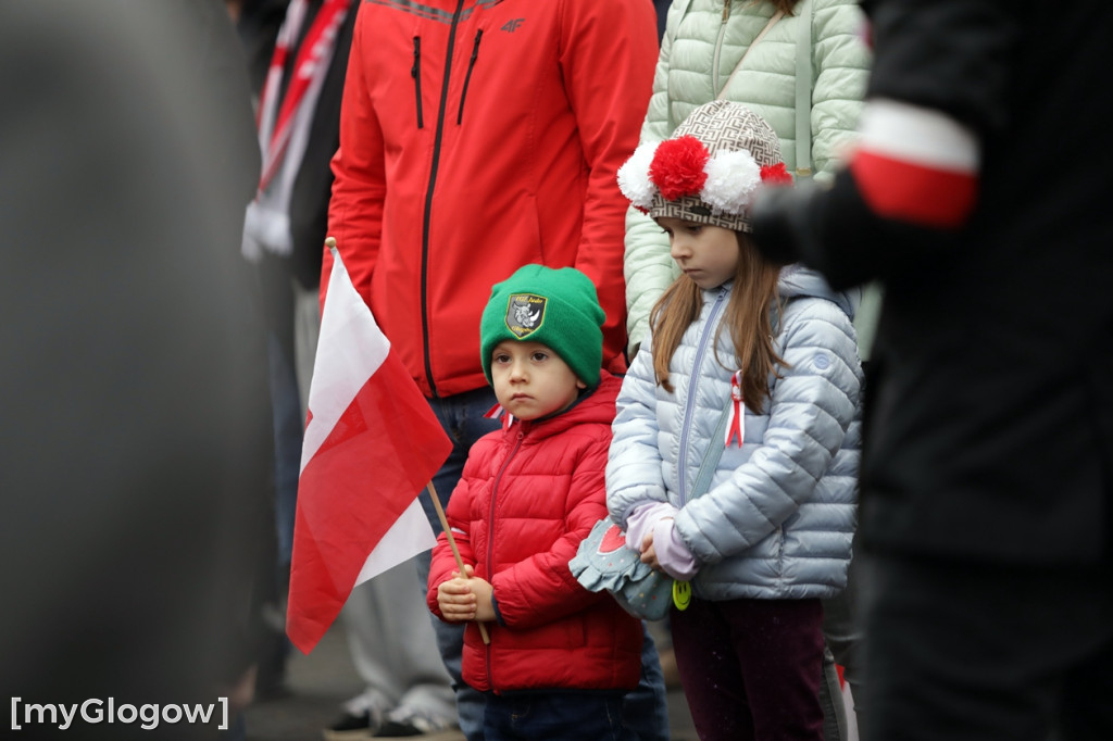 Cześć i chwała bohaterom! Tłum poszedł z flagami