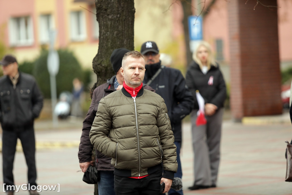 Cześć i chwała bohaterom! Tłum poszedł z flagami