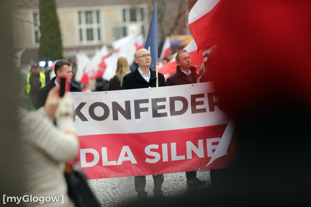 Cześć i chwała bohaterom! Tłum poszedł z flagami