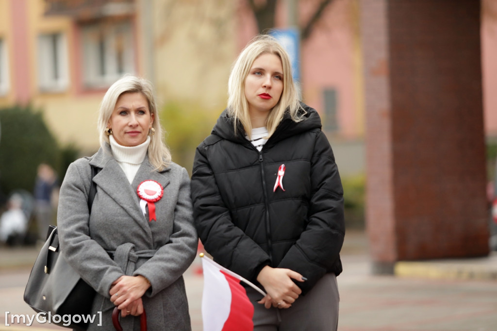 Cześć i chwała bohaterom! Tłum poszedł z flagami