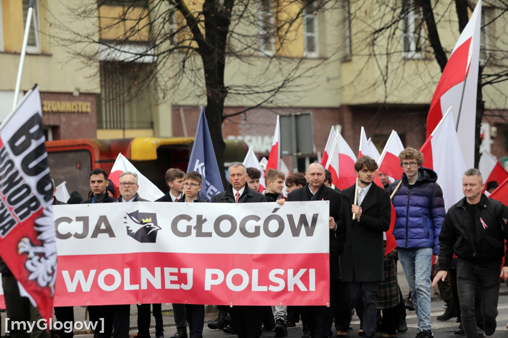 Cześć i chwała bohaterom! Tłum poszedł z flagami