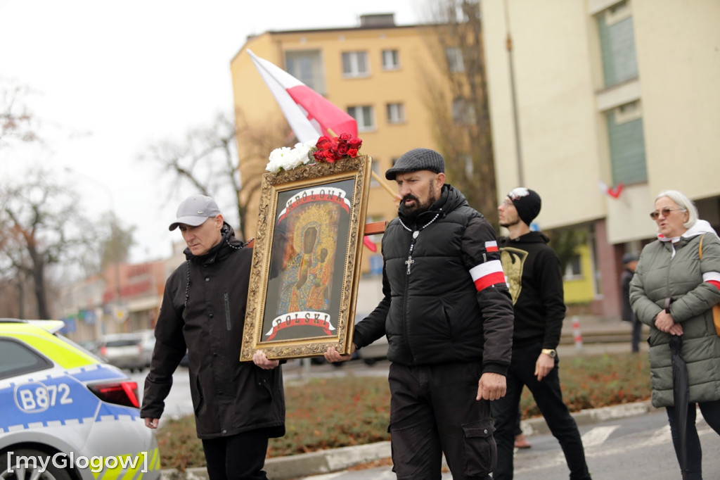 Cześć i chwała bohaterom! Tłum poszedł z flagami
