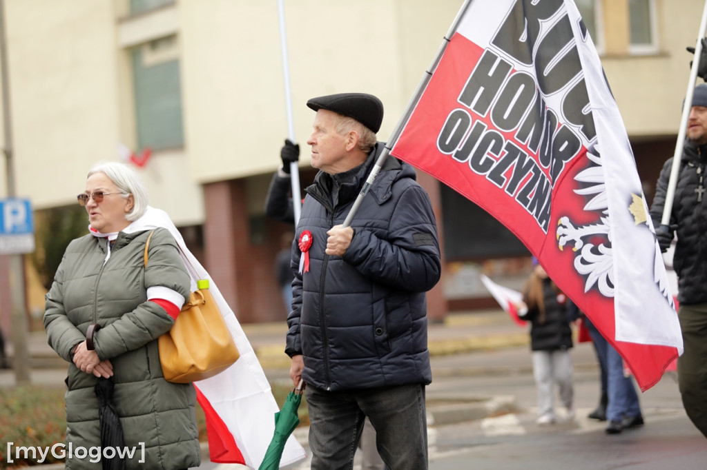 Cześć i chwała bohaterom! Tłum poszedł z flagami