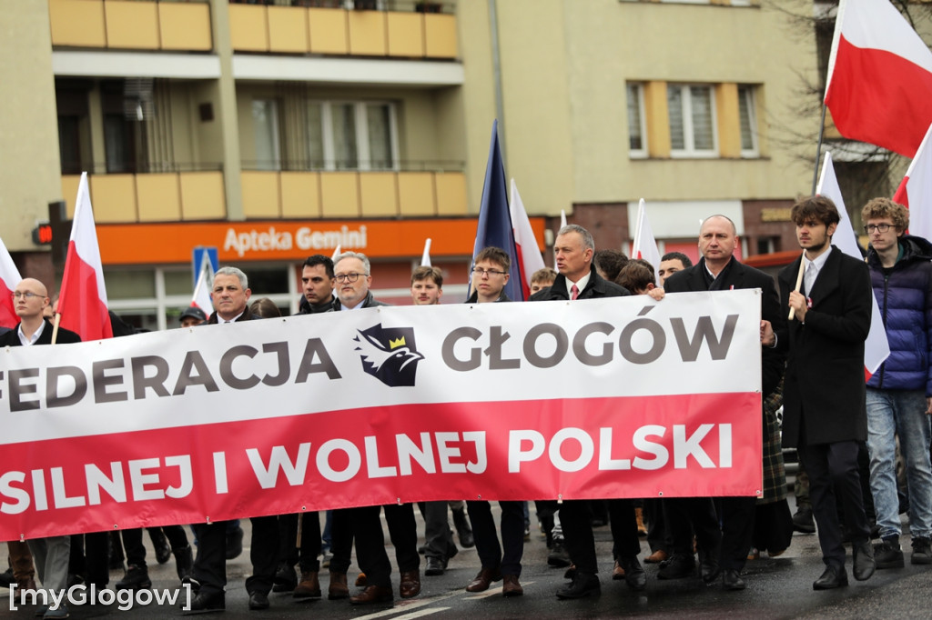 Cześć i chwała bohaterom! Tłum poszedł z flagami