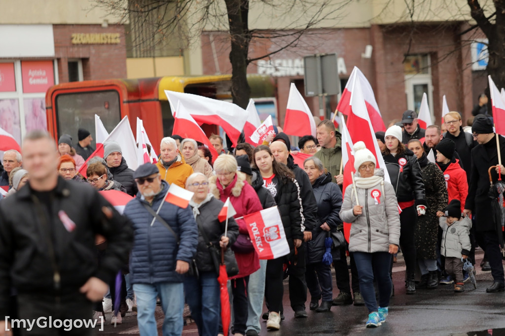 Cześć i chwała bohaterom! Tłum poszedł z flagami
