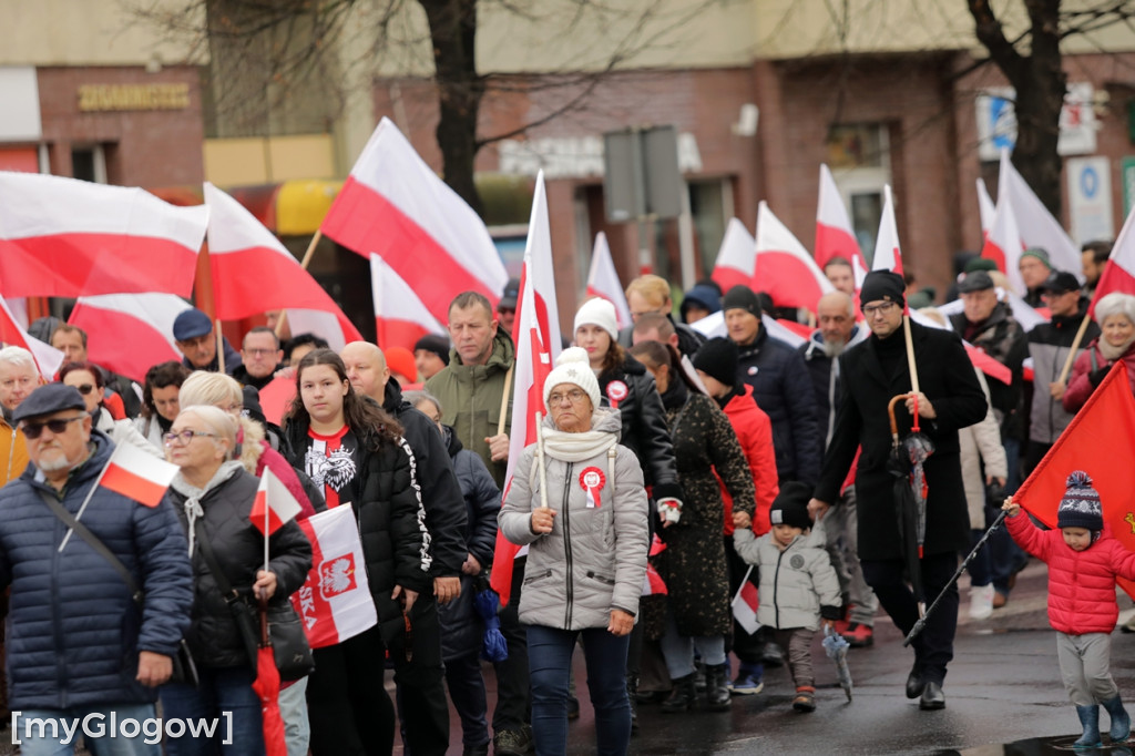 Cześć i chwała bohaterom! Tłum poszedł z flagami