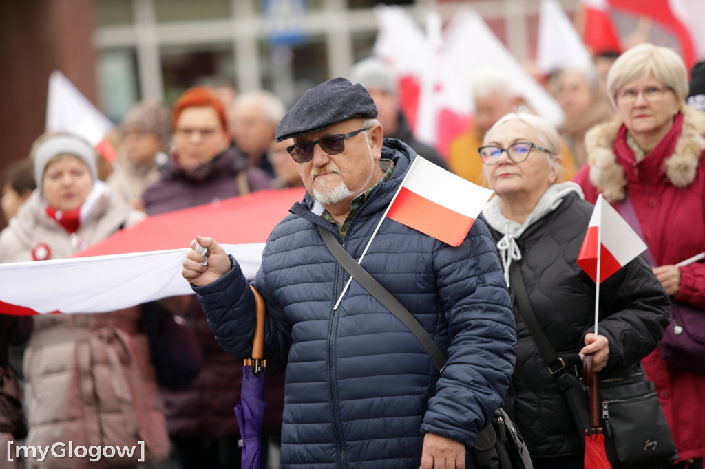 Cześć i chwała bohaterom! Tłum poszedł z flagami