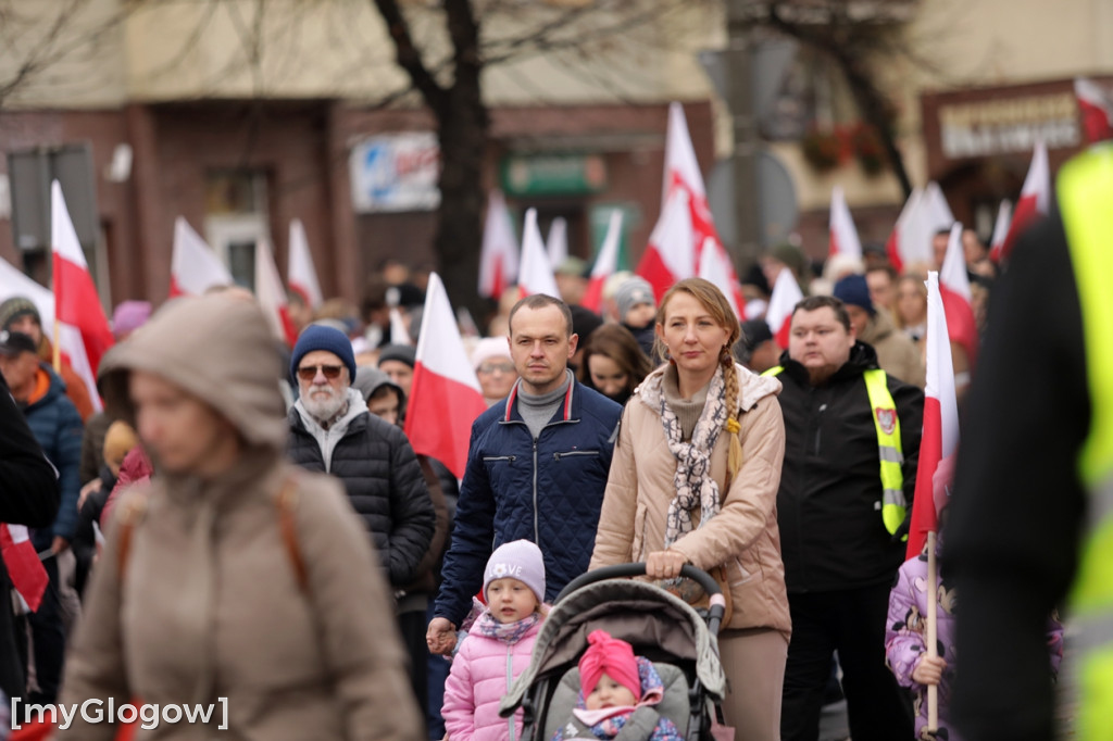 Cześć i chwała bohaterom! Tłum poszedł z flagami