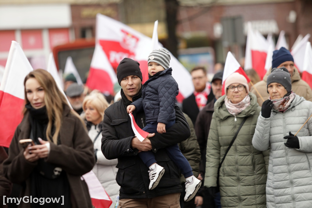 Cześć i chwała bohaterom! Tłum poszedł z flagami