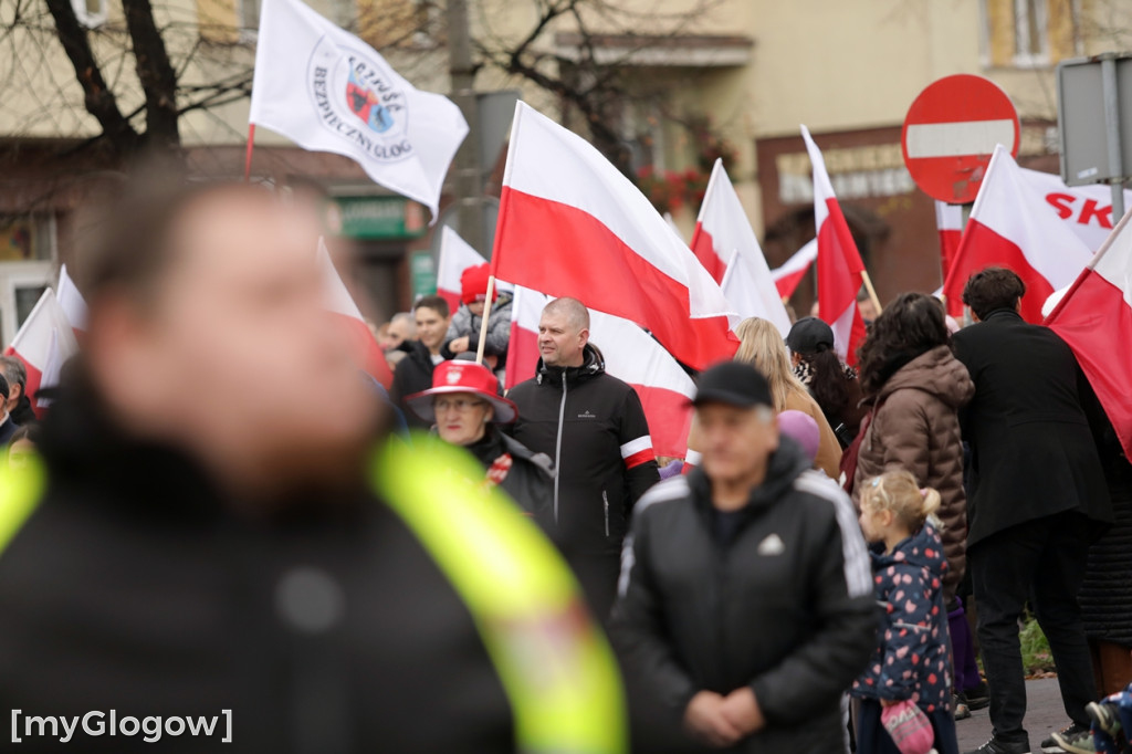 Cześć i chwała bohaterom! Tłum poszedł z flagami