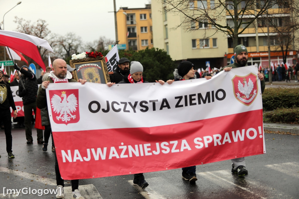 Cześć i chwała bohaterom! Tłum poszedł z flagami