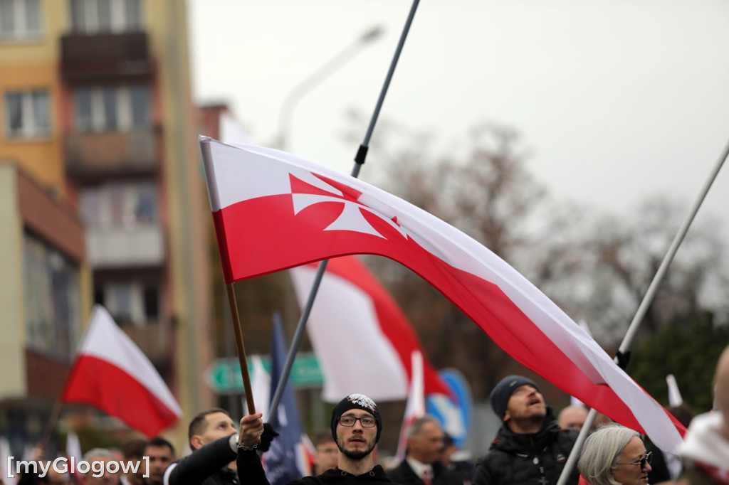 Cześć i chwała bohaterom! Tłum poszedł z flagami