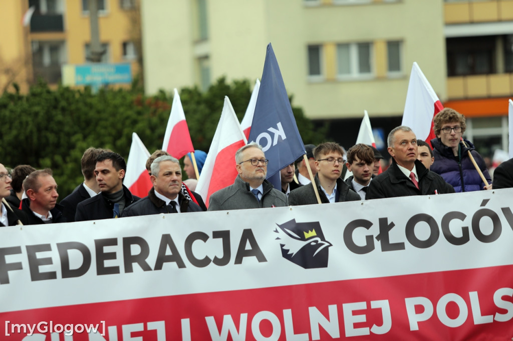 Cześć i chwała bohaterom! Tłum poszedł z flagami