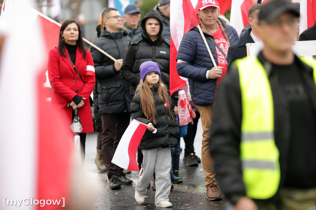 Cześć i chwała bohaterom! Tłum poszedł z flagami