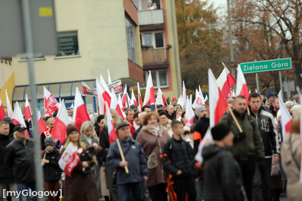 Cześć i chwała bohaterom! Tłum poszedł z flagami