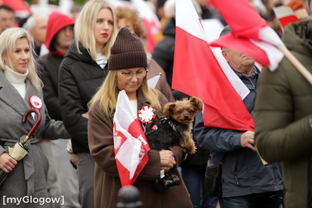 Cześć i chwała bohaterom! Tłum poszedł z flagami