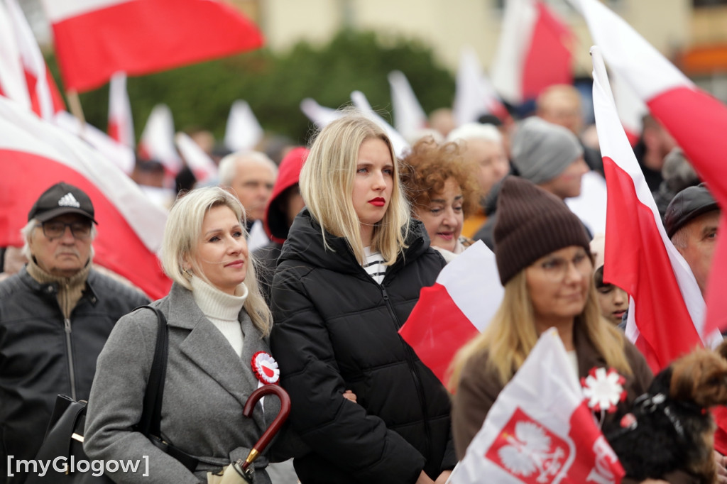 Cześć i chwała bohaterom! Tłum poszedł z flagami