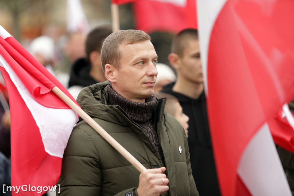 Cześć i chwała bohaterom! Tłum poszedł z flagami
