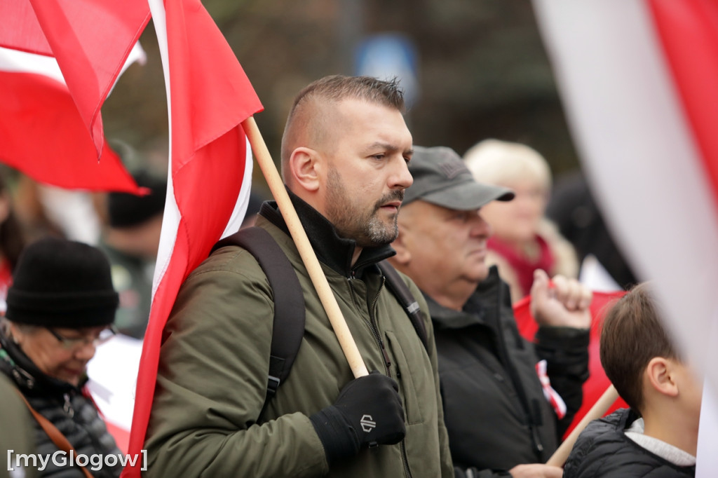 Cześć i chwała bohaterom! Tłum poszedł z flagami