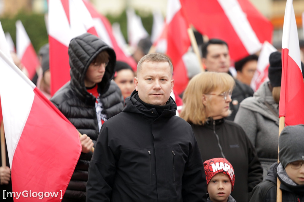 Cześć i chwała bohaterom! Tłum poszedł z flagami